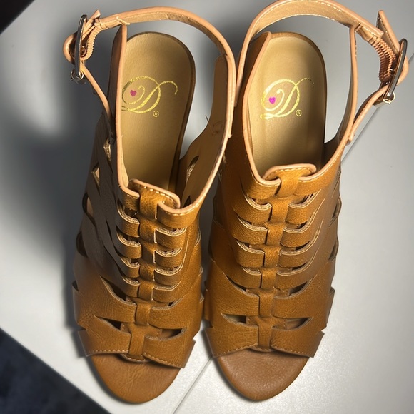 👠Beautiful Camel Colored High Heels 👠 - Picture 7 of 7